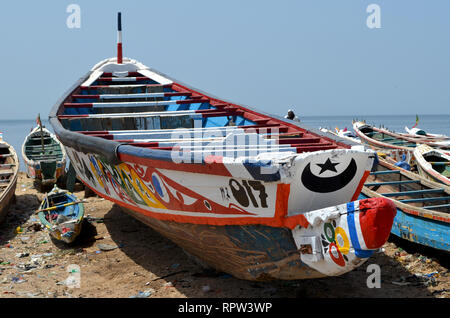 Pirogues artisanales à la plage de Mbour, la Petite Côte, au Sénégal Banque D'Images