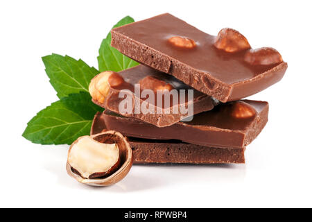 Avec le chocolat noisette et de feuille de menthe isolé sur fond blanc Banque D'Images