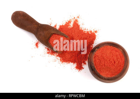 Paprika en poudre dans un bol en bois avec une boule isolé sur fond blanc. Vue d'en haut Banque D'Images