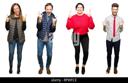 Collage des personnes de plus de fond isolé blanc criant avec crazy expression faisant rock symbole avec les mains. Music star. Concept lourd. Banque D'Images