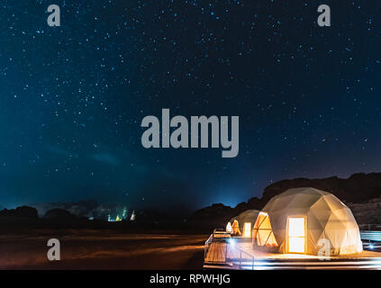 Étoiles au-dessus des tentes dôme martienne dans le désert de Wadi Rum, Jordanie. Banque D'Images