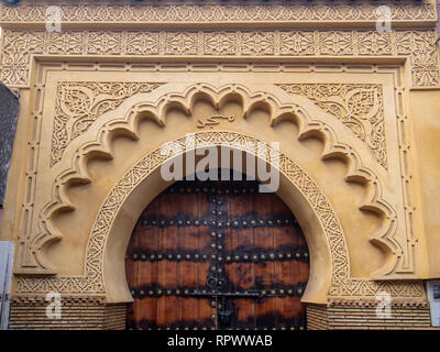 Design de style marocain traditionnel en bois d'un ancien riad entrée porte. Dans la vieille médina de Marrakech, Maroc. Typique, vieux, brown finement sculptée Banque D'Images