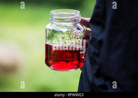 Maison rustique pays boire de sureau servi en pot de confiture, Kent, UK Banque D'Images