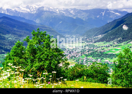 Vue sur le paysage de montagne de Svaneti par Mestia en Svanétie, Géorgie Banque D'Images