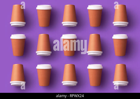 Plusieurs tasses à café jetables organisé sur fond violet Banque D'Images