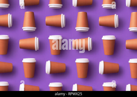Plusieurs tasses à café jetables organisé sur fond violet Banque D'Images