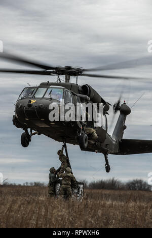 Les soldats de la 2e Armored Brigade Combat Team, 1re Division de cavalerie conduite charge les opérations avec un UH-60 Black Hawk de la 1st Air Cavalry Brigade Feb 21. Simplifier la logistique des opérations de charge de l'élingue en transférant rapidement l'équipement lourd dans le champ de bataille. Banque D'Images