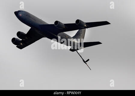 Un KC-135 Stratotanker affecté à la 100e Escadre de ravitaillement en vol effectue un passage aérien sur Endcliffe Park pendant la mi Amigo 75e anniversaire de l'événement défilé du 22 février, 2019 à Sheffield, Angleterre.Des milliers de résidents britanniques sont arrivés au parc d'honorer la mémoire des 10 aviateurs américains tombés morts lorsque leurs infirmes de guerre B-17 Flying Fortress s'est écrasé pour éviter de tuer les enfants et de résidence. (U.S. Air Force photo/ Tech. Le Sgt. Matthew Plew) Banque D'Images