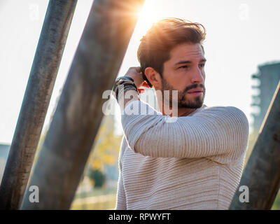 Un beau jeune homme in city setting Banque D'Images