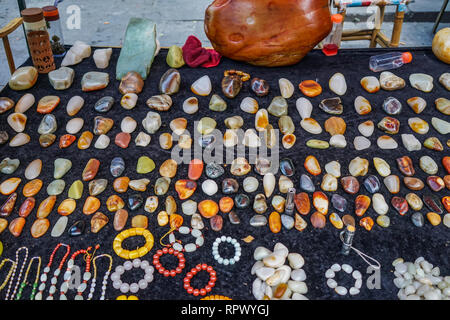 Chengdu, Chine - Aug 20, 2016. La vente de pierres précieuses au marché de la rue de Chengdu, Chine. Chengdu est la capitale du sud-ouest de la Chine Sichuan bauvin Banque D'Images