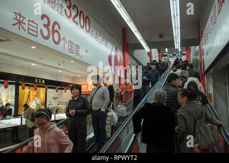 Les consommateurs du shopping à un carrefour à Beijing, Chine. 23-Feb-2019 Banque D'Images