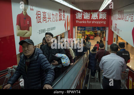 Les consommateurs du shopping à un carrefour à Beijing, Chine. 23-Feb-2019 Banque D'Images