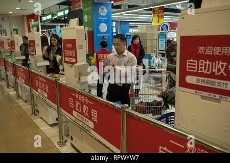 Utilisation de l'auto-consommateurs commander la machine dans un supermarché Carrefour à Beijing, Chine. 23-Feb-2 Banque D'Images