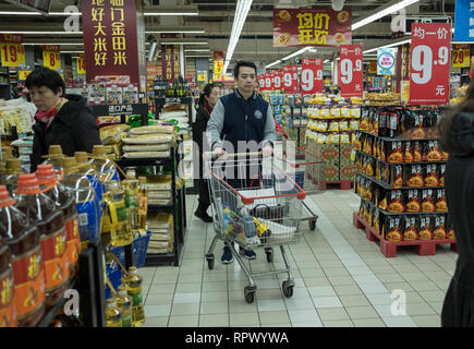 Les consommateurs du shopping à un carrefour à Beijing, Chine. 23-Feb-2019 Banque D'Images