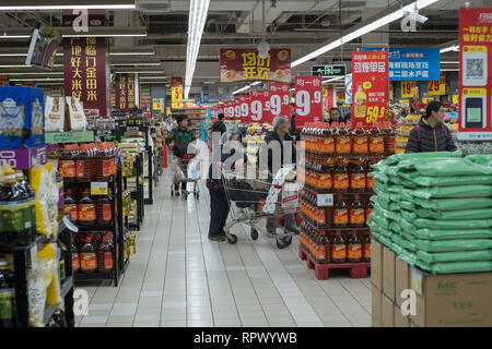 Les consommateurs du shopping à un carrefour à Beijing, Chine. 23-Feb-2019 Banque D'Images