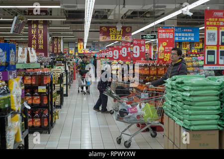 Les consommateurs du shopping à un carrefour à Beijing, Chine. 23-Feb-2019 Banque D'Images