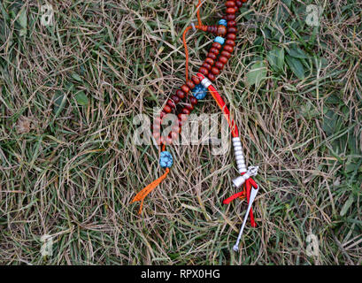 Hindouiste ou Bouddhiste Tibétain Japa Mala (chapelet) sur l'herbe. Banque D'Images