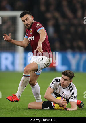 Tom Cairney de Fulham est souillée par Robert Snodgrass de West Ham United - West Ham United v Fulham, Premier League, stade de Londres, Londres (Stratford) Banque D'Images