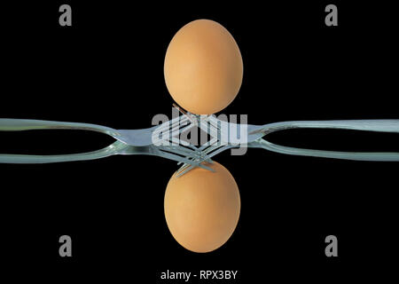 L'équilibrage des oeufs sur deux fourches Banque D'Images