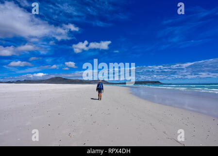 L'homme de la randonnée le long de la plage de Noordhoek, Cape Town, Western Cape, Afrique du Sud Banque D'Images