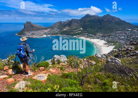 Homme Randonnée vers Hout Bay, Cape Town, Western Cape, Afrique du Sud Banque D'Images