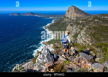 Deux hommes de la randonnée sur le Cap de Bonne Espérance, sentier de randonnée Western Cape, Afrique du Sud Banque D'Images