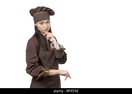 Portrait d'une belle femme chef dans un tablier marron isolé sur fond blanc Banque D'Images