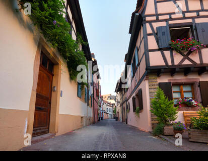 Colmar, Petit Venise, ruelle et maisons colorées à colombages traditionnelle. Alsace, France. Banque D'Images