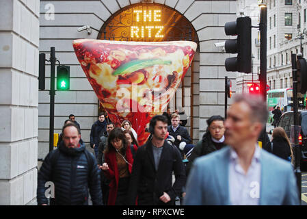 Pour fêter l'introduction d'une nouvelle gamme de 650kcal Délice pizzas à son menu, Domino's est géant flottant gonflable, tranches de plaisir autour de Londres aujourd'hui pour aider à lever le blues Janvier. 1 000 personnes qui place et partager une photo sur Twitter en utilisant le hashtag # SliceOfDelight sera récompensé avec une Pizza Delight. Les amateurs de pizza jusqu'à travers le pays peuvent retweet le jonc de @Dominos UK pour être inclus dans les 1 000 heureux gagnants. Doté d''atmosphère : où : London, Royaume-Uni Quand : 16 Jan 2019 Crédit : Joe Pepler/WENN.com/PinPep Banque D'Images