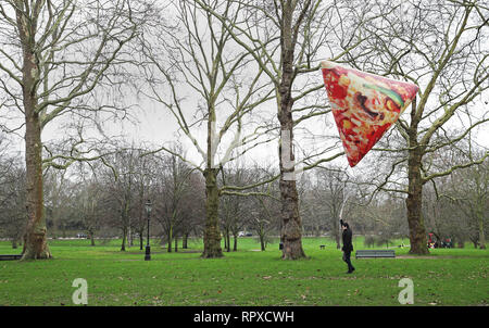 Pour fêter l'introduction d'une nouvelle gamme de 650kcal Délice pizzas à son menu, Domino's est géant flottant gonflable, tranches de plaisir autour de Londres aujourd'hui pour aider à lever le blues Janvier. 1 000 personnes qui place et partager une photo sur Twitter en utilisant le hashtag # SliceOfDelight sera récompensé avec une Pizza Delight. Les amateurs de pizza jusqu'à travers le pays peuvent retweet le jonc de @Dominos UK pour être inclus dans les 1 000 heureux gagnants. Doté d''atmosphère : où : London, Royaume-Uni Quand : 16 Jan 2019 Crédit : Joe Pepler/WENN.com/PinPep Banque D'Images