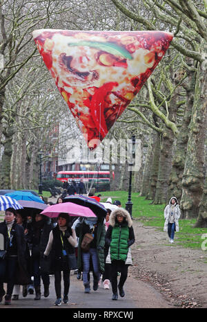 Pour fêter l'introduction d'une nouvelle gamme de 650kcal Délice pizzas à son menu, Domino's est géant flottant gonflable, tranches de plaisir autour de Londres aujourd'hui pour aider à lever le blues Janvier. 1 000 personnes qui place et partager une photo sur Twitter en utilisant le hashtag # SliceOfDelight sera récompensé avec une Pizza Delight. Les amateurs de pizza jusqu'à travers le pays peuvent retweet le jonc de @Dominos UK pour être inclus dans les 1 000 heureux gagnants. Doté d''atmosphère : où : London, Royaume-Uni Quand : 16 Jan 2019 Crédit : Joe Pepler/WENN.com/PinPep Banque D'Images