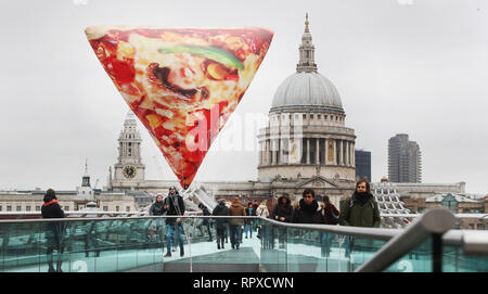 Pour fêter l'introduction d'une nouvelle gamme de 650kcal Délice pizzas à son menu, Domino's est géant flottant gonflable, tranches de plaisir autour de Londres aujourd'hui pour aider à lever le blues Janvier. 1 000 personnes qui place et partager une photo sur Twitter en utilisant le hashtag # SliceOfDelight sera récompensé avec une Pizza Delight. Les amateurs de pizza jusqu'à travers le pays peuvent retweet le jonc de @Dominos UK pour être inclus dans les 1 000 heureux gagnants. Doté d''atmosphère : où : London, Royaume-Uni Quand : 16 Jan 2019 Crédit : Joe Pepler/WENN.com/PinPep Banque D'Images