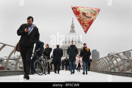 Pour fêter l'introduction d'une nouvelle gamme de 650kcal Délice pizzas à son menu, Domino's est géant flottant gonflable, tranches de plaisir autour de Londres aujourd'hui pour aider à lever le blues Janvier. 1 000 personnes qui place et partager une photo sur Twitter en utilisant le hashtag # SliceOfDelight sera récompensé avec une Pizza Delight. Les amateurs de pizza jusqu'à travers le pays peuvent retweet le jonc de @Dominos UK pour être inclus dans les 1 000 heureux gagnants. Doté d''atmosphère : où : London, Royaume-Uni Quand : 16 Jan 2019 Crédit : Joe Pepler/WENN.com/PinPep Banque D'Images