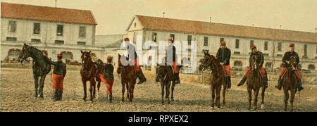 . Album militaire. La France. Armée ; Chevaux ; des uniformes militaires. Service cavalerie intérieur. tï*'- ^»-&gt ;-^» ^/^^^ »*-*. »^^j' '^^ : : :$rCÂ^ ^à/tâbiîi ÉCOLE DU CAVALIER A CHEVAL - MONTER UN CHEVAL ET METTRE PIED À TERRE quand le cavalier commence à avoir suffisamment d'Épicure, sur lui apprend à se servir des étriers. Une des premières leçons consiste à l'exercer à " monter à cheval ".. Veuillez noter que ces images sont extraites de la page numérisée des images qui peuvent avoir été retouchées numériquement pour plus de lisibilité - coloration et l'aspect de ces illustrations ne peut pas parfaitement ressembler à l'o Banque D'Images