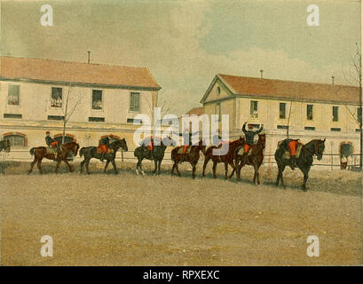 . Album militaire. La France. Armée ; Chevaux ; des uniformes militaires. Service Intérieur M17^S^-'.l -kM^"^^} :, : Vl.'s-iC-"4. ECOLE DU CAVALIER A CHEVAL DE EXERCICES D'assouplissement Les exercices d'assouplissement constituent la gyninastii.]ue du cavalier. Chacun d'eux a un mais déterminé, corres- pondant à un manque de souplesse ou à un défaut de conformation. C'est à l'instructeur qu'il appartient de prescrire à chacun d'exécuter l'assouplissement ou les assouplissements dont il a besoin.. Veuillez noter que ces images sont extraites de la page numérisée des images qui peuvent avoir été numériquement Banque D'Images