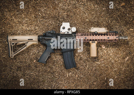Fusil d'assaut léger sur le fond des forêts Banque D'Images