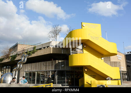 Escalier jaune au centre de Southbank, Belvedere Road, Lambeth, Londres, SE1, ROYAUME-UNI, Banque D'Images