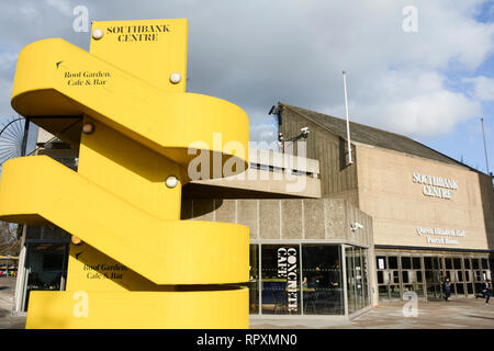 Escalier jaune au centre de Southbank, Belvedere Road, Lambeth, Londres, SE1, ROYAUME-UNI, Banque D'Images