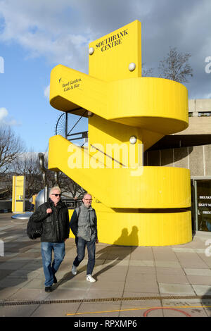 Escalier jaune au centre de Southbank, Belvedere Road, Lambeth, Londres, SE1, ROYAUME-UNI, Banque D'Images