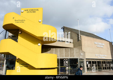 Escalier jaune au centre de Southbank, Belvedere Road, Lambeth, Londres, SE1, ROYAUME-UNI, Banque D'Images