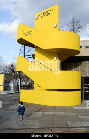 Un petit achat éclipsé par l'escalier jaune au Southbank Centre, Belvedere Road, Lambeth, Londres, SE1, Angleterre Royaume-Uni, Banque D'Images