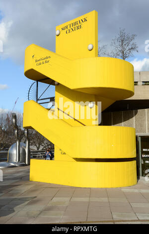 Escalier jaune au centre de Southbank, Belvedere Road, Lambeth, Londres, SE1, ROYAUME-UNI, Banque D'Images