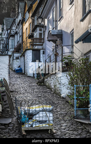 Fournitures effectuées par un hiver traîneau traditionnel pour les résidents dans la grande rue à Clovelly dans le Nord du Devon. Situé dans une colline escarpée, luges ont r Banque D'Images