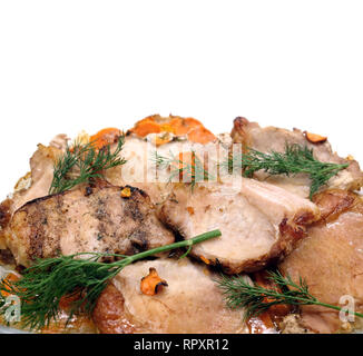 Morceaux de viande de porc poêlée appétissante à la carotte et l'aneth isolé sur fond blanc sur la partie inférieure sur la photo Vue de face closeup Banque D'Images