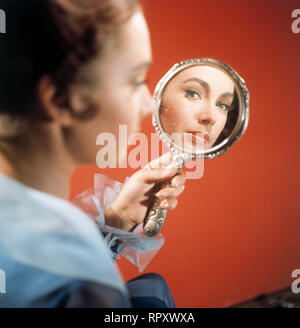 Die deutsche Schauspielerin Ulla Moritz, Blick in den Spiegel, 1958. L'actrice allemande Ulla Moritz, un regard dans le miroir, 1958. Banque D'Images