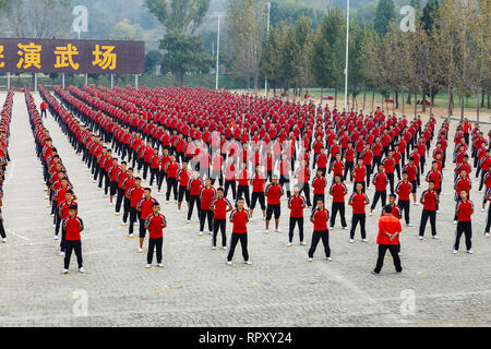 Denfeng, Chine - 16 octobre 2018 : Les enfants de l'école de combat de kung fu Shaolin au monastère Shaolin Temple , un temple bouddhiste Zen. UNESCO World Heri Banque D'Images