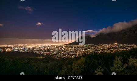 Cape Town, Afrique du Sud la nuit, vue de Signal Hill Banque D'Images