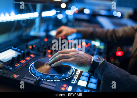 Opérateur du Son les mains sur le panneau de commande à distance dans le studio d'enregistrement. Musicien à la console de mixage audio professionnel, Banque D'Images