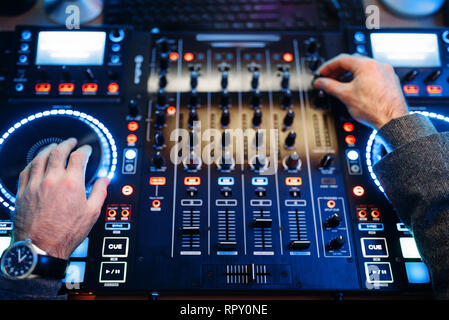 Opérateur du Son les mains sur le panneau de commande à distance dans le studio d'enregistrement. Musicien à la table de mixage, de traitement audio professionnel Banque D'Images