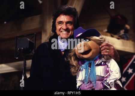 JOHNNY CASH et Miss Piggy dans 'Les Muppets Show' (1984) / Überschrift : Johnny Cash Banque D'Images
